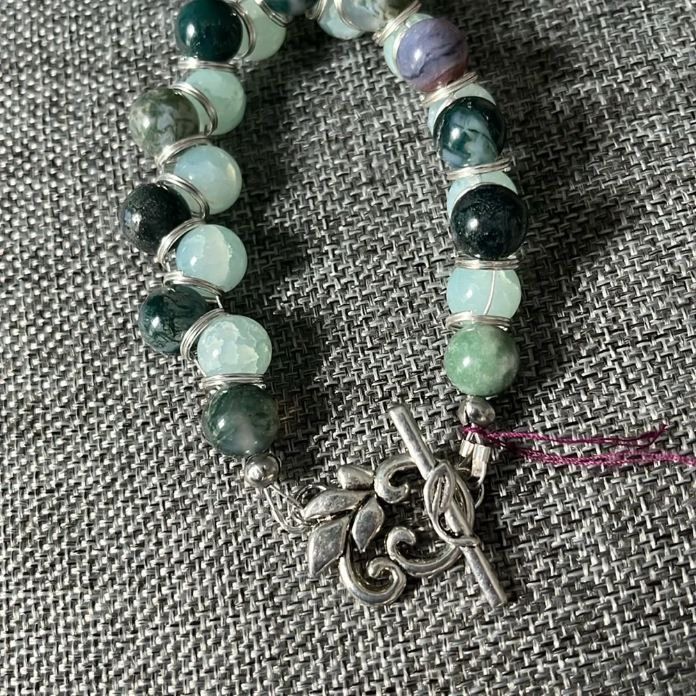 Glass multi toned green crackled beaded ornate leaf silver toggled bracelet - Picture 6 of 8